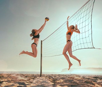 Siatkówka plażowa: zasady gry i techniki podstawowe