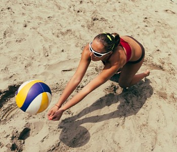 Ćwiczenia i treningi na plaży, aby poprawić swoje umiejętności w grze w siatkówkę plażową