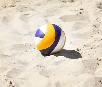 Akcesoria do gry w siatkówkę plażową: czego nie może zabraknąć na plaży